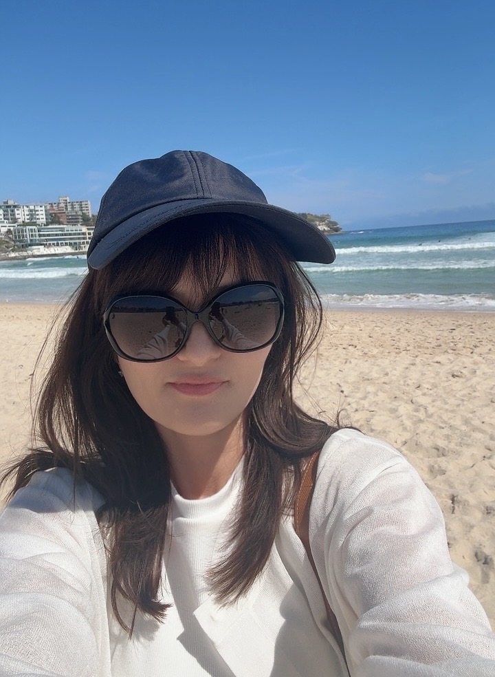 sydneyボンダイビーチでATAYCについて考える女性の写真